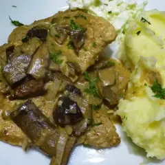 Kotlet husarski w sosie grzybowym z ziemniakami i surówką. Pyszne danie, które smakuje jak u babci.