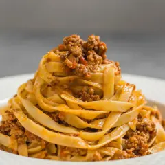 Tagliatelle z bogatym sosem mięsnym, idealne na obiad. Ten ragu przepis to klasyka!