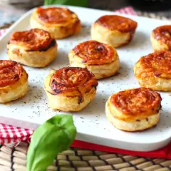 Chrupiące ciasto francuskie w airfryer, z sosem pomidorowym i serem, tworzy pyszne przekąski.