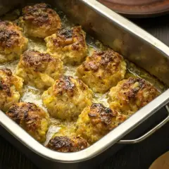Pieczone kotleciki w sosie, idealne na efektowną kolację dla znajomych.