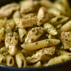 Penne z kurczakiem w sosie pesto, danie pełne smaku i aromatu.
