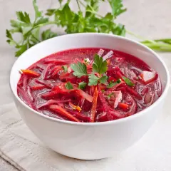 Miseczka pysznego barszczu, idealne zupy dla dzieci, z buraczkami, marchewką i natką pietruszki.