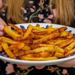 Chrupiące frytki na patelni bez oleju: przepis krok po kroku