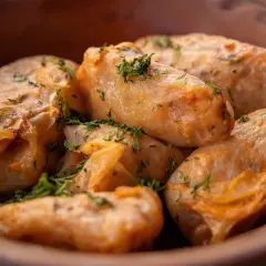 Pyszne gołąbki w sosie, idealne na obiad. Przepis na gołąbki na 1kg mięsa.