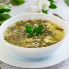 Zupa szczawiowa ze słoika przepis. Aromatyczna, zielona zupa z dodatkiem jajka, udekorowana natką pietruszki.