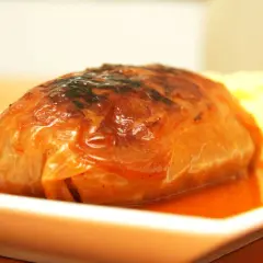 Bistro pieczone gołąbki w sosie, podane z purée ziemniaczanym. Apetyczny, złocisty kolor i aromatyczny sos zachęcają do spróbowania.