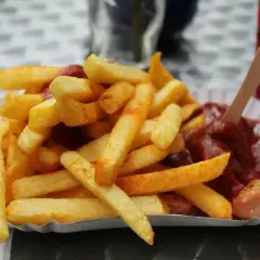 Chrupiące frytki z sosem i kiełbaską, jakby prosto z ulicznego stoiska w Wietnamie. Idealne na szybką przekąskę.