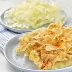 Chrupiące prażynki, jedne naturalne, drugie posypane przyprawami, kuszą swoim wyglądem.