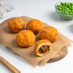 Arancini co to? Złociste kulki ryżowe z mięsem i groszkiem, chrupiące na zewnątrz, pyszne w środku.