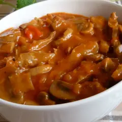 Gulasz z żołądków drobiowych: Odkryj przepis na miękkość i aromat