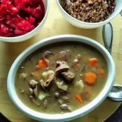 Gęsta zupa z serc drobiowych, ziemniaków i marchewki, podana z kaszą gryczaną i buraczkami.