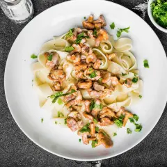 Pappardelle z kurkami w kremowym sosie. Dowiedz się, jak zrobić sos kurkowy, żeby nie był gorzki i zachwycał smakiem.
