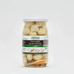 Słoik z pieczarkami marynowanymi marki Figfood, z widocznymi przyprawami na dnie.