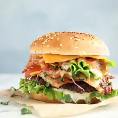 Ile kalorii ma burger wołowy? Rozłóż go na czynniki pierwsze!