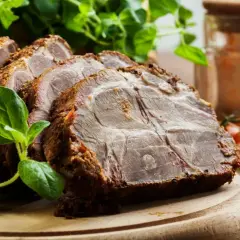 Pokrojona, pieczona karkówka z ziołami i pomidorkami. Idealna na obiad.