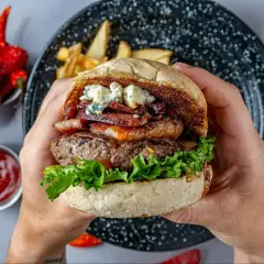 Prawdziwe burgery przepis: soczysta wołowina, chrupiący bekon, ser pleśniowy i świeża sałata w domowej bułce. Idealne na obiad!