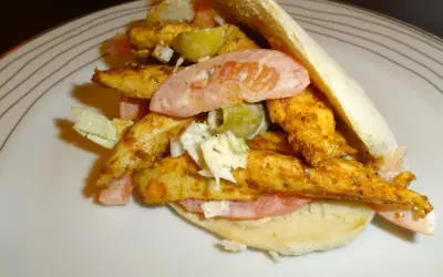 Pyszny kebab w picie z soczystym kurczakiem, świeżymi warzywami i kremowym sosem. Idealny na szybki posiłek.