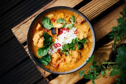 Curry z kurczakiem: kremowy sos i soczyste mięso w 30 min