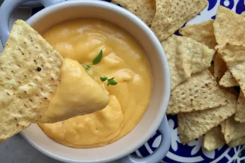 Idealny sos serowy do nachos: kup lub zrób jak z kina!
