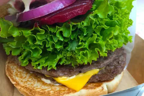 Mistrzowski burger: Jaka sałata zapewni idealną chrupkość?