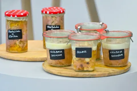 Słoiki z przetworami: karkówka i kiełbasa w słoiku z galaretką. Gotowe do spożycia, domowe smakołyki.