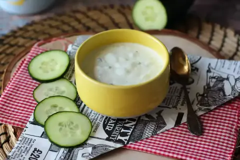 Idealny sos jogurtowy do mięsa w 5 min? Przepis i warianty