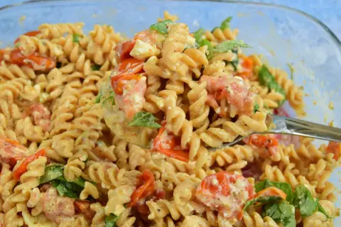 Szybka kolacja z niczego: makaron fusilli z pomidorkami, fetą i bazylią w kremowym sosie.