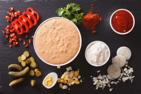 Składniki do sosu tysiąca wysp: majonez, ketchup, papryka, ogórki, jajko, cebula, papryka czerwona.