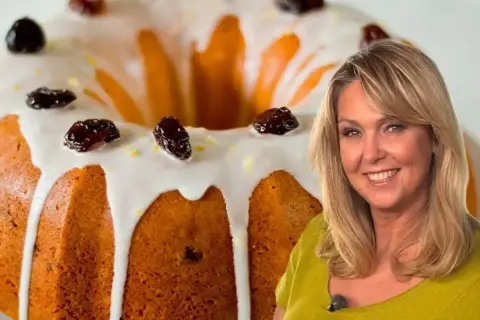 Babka pomarańczowa Ewy Wachowicz, udekorowana lukrem i rodzynkami, wygląda apetycznie.