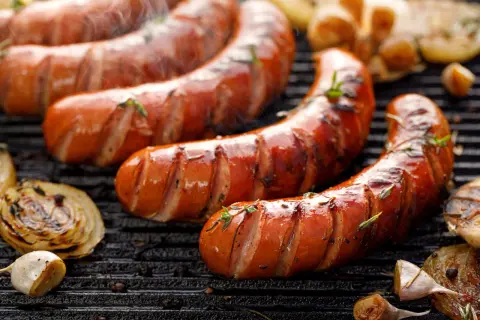 Kaloryczność kiełbasy z grilla: ile kcal i jak jeść zdrowiej?