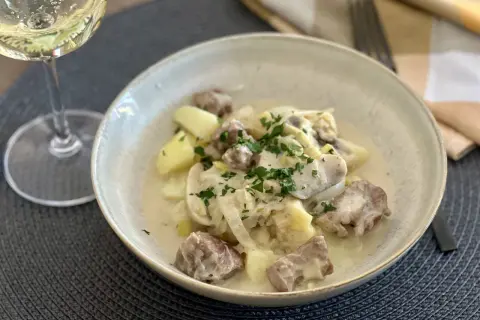 Soczysta jagnięcina: Jak uniknąć błędów i zachwycić smakiem?
