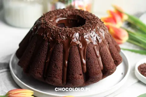 Pyszna babka z mascarpone i kakao, polana czekoladą i posypana wiórkami. Idealna na deser!