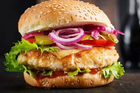 Ile kalorii ma hamburger? Odkryj prawdę i jedz świadomie!