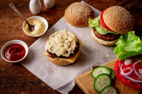 Sos do burgerów: Odkryj przepisy na kultowe smaki!