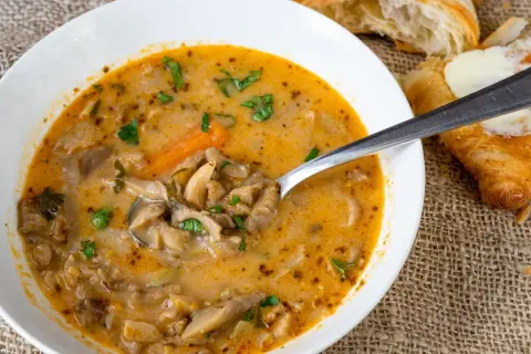 Pyszny przepis na flaczki z boczniaków na rosole. Aromatyczna zupa z grzybów, warzyw i przypraw, podana z pieczywem.
