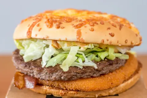 Ile kalorii ma burger z jalapeno? Szokujące różnice i zdrowe triki