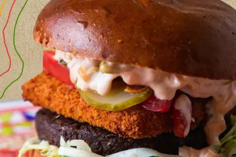 Ile kosztuje veggie burger? Restauracja, sklep czy zrobisz go taniej?
