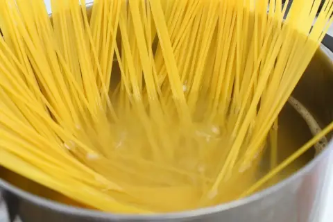 Gotujesz spaghetti w garnku. Woda lekko bulgocze, a żółte nitki makaronu powoli miękną. To pierwszy krok, jak zrobić spaghetti.
