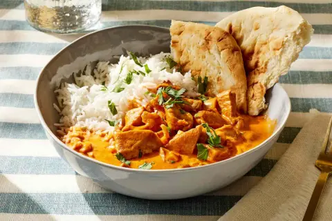 Pyszne butter masala z kurczakiem, ryżem i chlebkiem naan.