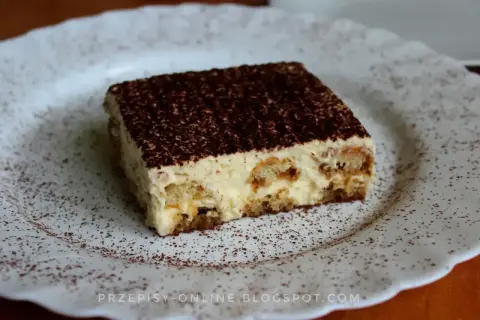 Pyszne tiramisu, czyli zabajone co to za deser? Warstwy biszkoptów nasączonych kawą i kremu, posypane kakao.