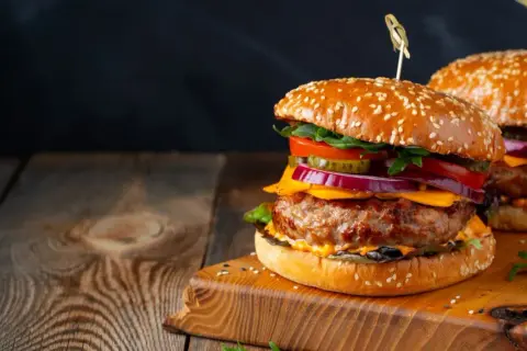 Kiedy Dzień Hamburgera? 28 maja! Historia, trendy i promocje