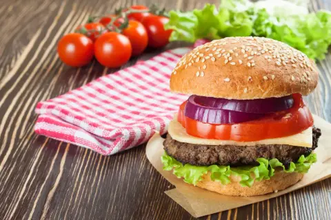 Mrożone hamburgery: Przepis na idealny smak. Bez rozmrażania?