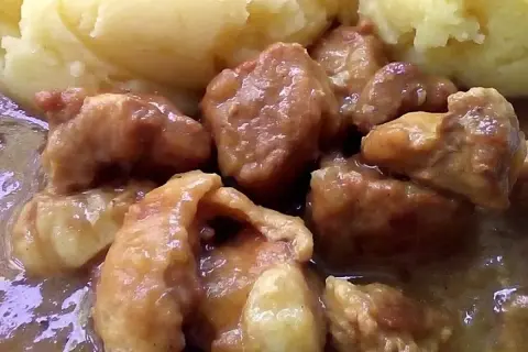 Gulasz wieprzowy z ziemniakami. Idealne jakie przyprawy do gulaszu wieprzowego? Papryka, majeranek, czosnek, kminek.