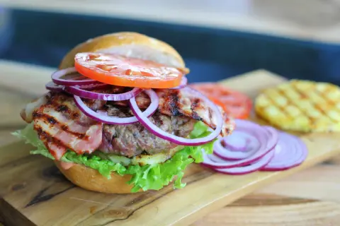 Jak zrobić burgera lepszego niż z restauracji? Przepis i triki