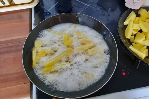 Frytki bez piany: Dlaczego olej się pieni i jak temu zapobiec?