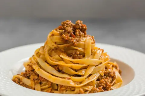 Tagliatelle z bogatym sosem mięsnym, idealne na obiad. Ten ragu przepis to klasyka!