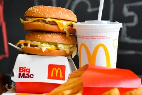 Ile kalorii ma Hamburger z McDonald's? Odkryj prawdę i triki!
