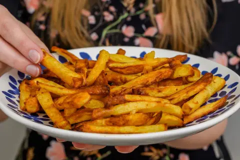 Chrupiące frytki na patelni bez oleju: przepis krok po kroku