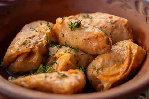 Pyszne gołąbki w sosie, idealne na obiad. Przepis na gołąbki na 1kg mięsa.