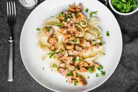 Pappardelle z kurkami w kremowym sosie. Dowiedz się, jak zrobić sos kurkowy, żeby nie był gorzki i zachwycał smakiem.